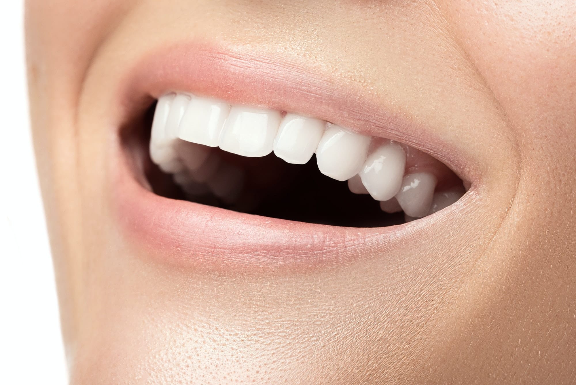 3 éléments naturels essentiels pour obtenir des dents blanches rapidement