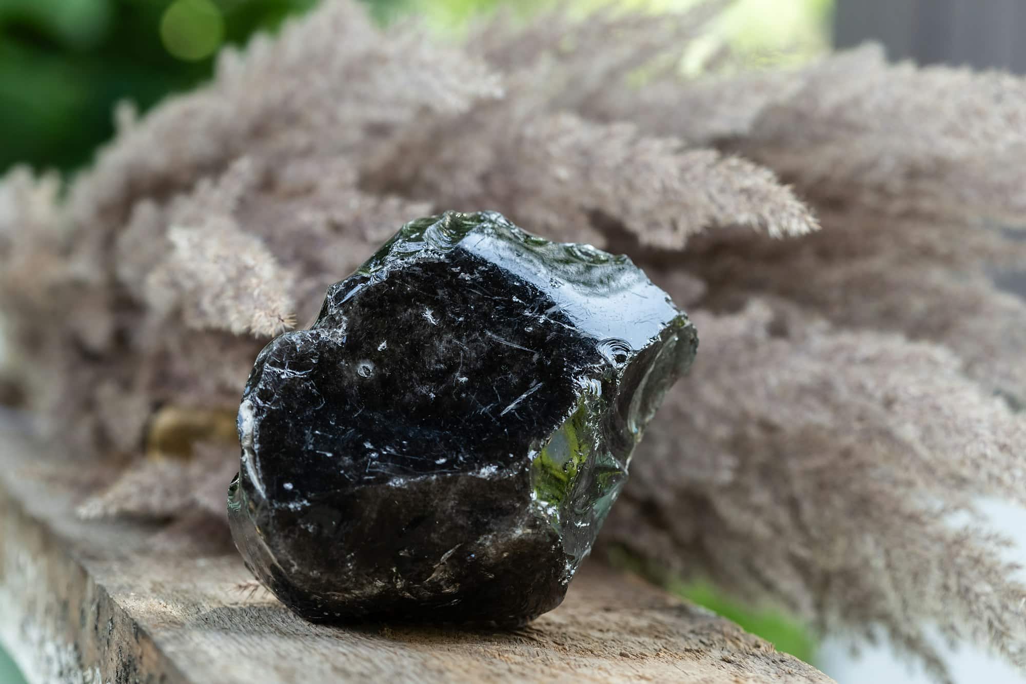 L’obsidienne : Ce que vous devez savoir sur cette pierre volcanique aux pouvoirs mystérieux